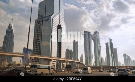 Dubai, VAE - 14. Dezember 2019: Fahren Sie entlang der Sheikh Zayed Road in Dubai. Stockfoto