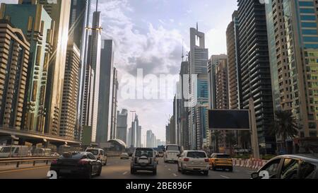 Fahren Sie in Dubai entlang der Sheikh Zayed Road. Stockfoto