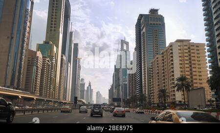 Fahren Sie in Dubai entlang der Sheikh Zayed Road. Stockfoto