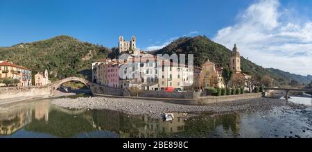 Dolceacqua, Italien. Panorama der Stadt mit romanischer Brücke (Ponte Vecchio), über den Fluss Nervia und Ruinen einer mittelalterlichen Burg Stockfoto