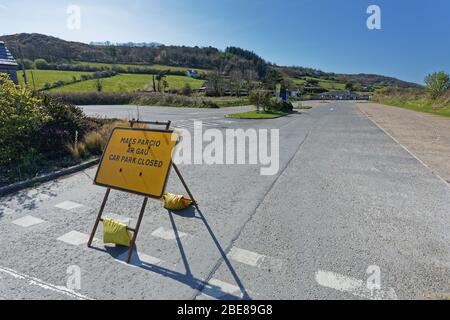 Im Bild: Der Parkplatz, der wegen Covid-19 in Poppit Sands, Wales, UK geschlossen wurde. Mittwoch, 08. April 2020 Stockfoto