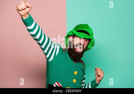 St. Patricks Day. Hipster mit Bart trägt grünes Kostüm für Party. Fröhlicher Mann feiern Urlaub. Weihnachtselfe. Elf-Konzept. Traditionen oder Bräuche. Alles gute zum Feiern. Bartelfe. Winter-Karneval. Stockfoto