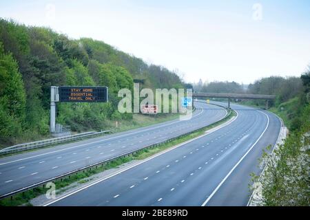 Leere Gassen auf der M5 in der Nähe von Taunton, da die Leute den Regierungsempfehlungen folgen, um während der Coronavirus-Sperre Großbritanniens nach Hause zu gehen Stockfoto