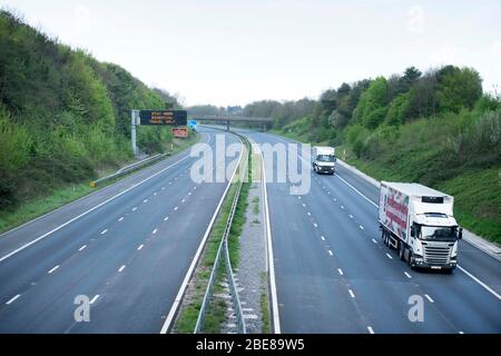 Nur Güterverkehr auf der M5 in der Nähe von Taunton während der Coronavirus Sperrung UK Stockfoto