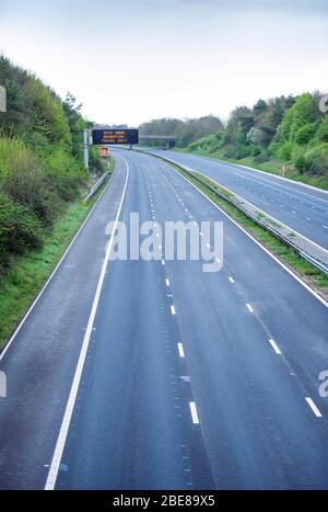 Leere Gassen auf der M5 in der Nähe von Taunton, da die Leute den Regierungsempfehlungen folgen, um während der Coronavirus-Sperre Großbritanniens nach Hause zu gehen Stockfoto