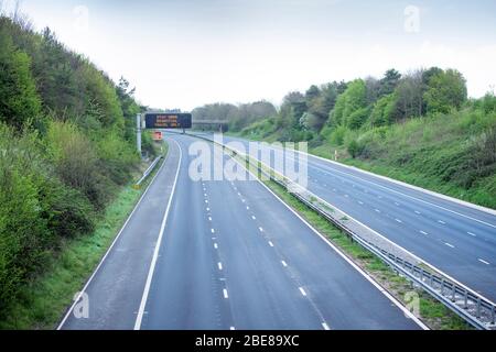 Leere Gassen auf der M5 in der Nähe von Taunton, da die Leute den Regierungsempfehlungen folgen, um während der Coronavirus-Sperre Großbritanniens nach Hause zu gehen Stockfoto
