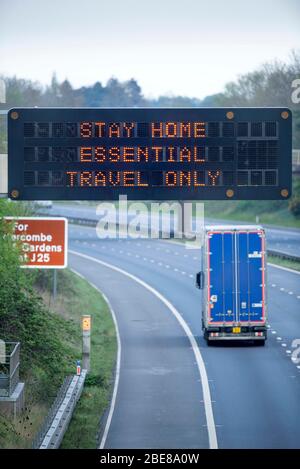 Nur Güterverkehr auf der M5 in der Nähe von Taunton während der Coronavirus Sperrung UK Stockfoto