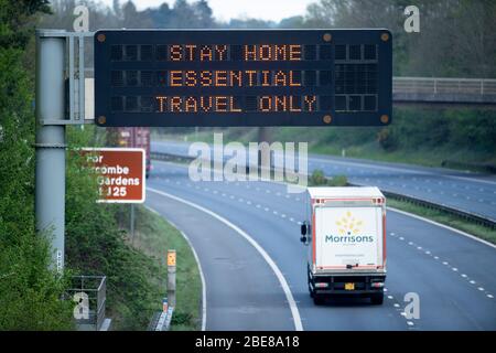 Nur Güterverkehr auf der M5 in der Nähe von Taunton während der Coronavirus Sperrung UK Stockfoto