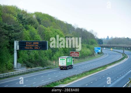 Nur Güterverkehr auf der M5 in der Nähe von Taunton während der Coronavirus Sperrung UK Stockfoto