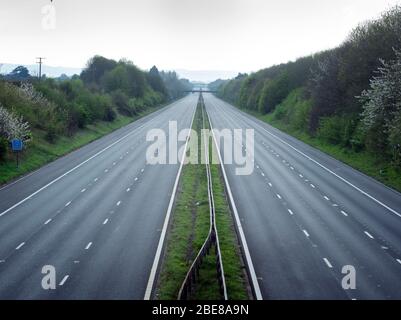 Wenig Verkehr auf der M5 in der Nähe von Taunton während der Coronavirus Sperrung UK Stockfoto