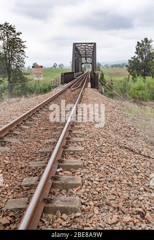 Die von 1909 bis 1911 erbaute Eisenbahnbrücke überquert den Paterson River und führt Züge durch die gleichnamige Stadt (Paterson) in NSW, Australien Stockfoto