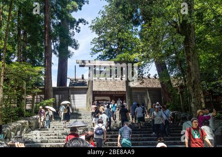 ISE, Japan - 28 6 19: Touristen beten am Hauptschrein am ise jingu Schrein Stockfoto