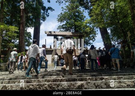 ISE, Japan - 28 6 19: Touristen beten am Hauptschrein am ise jingu Schrein Stockfoto