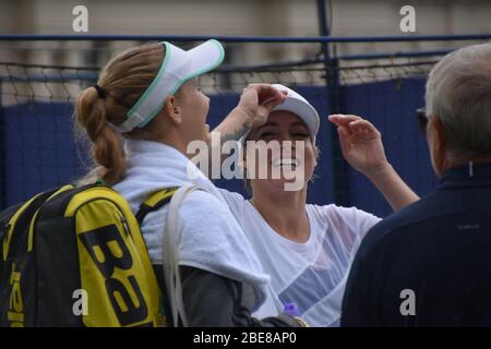 Bethanie Mattek Sands of America im Gespräch mit Caroline Wozniacki und Wozniackis Dad, Eastbourne Tennis am 24. Juni 2019 Stockfoto