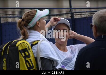 Bethanie Mattek Sands of America im Gespräch mit Caroline Wozniacki und Wozniackis Dad, Eastbourne Tennis am 24. Juni 2019 Stockfoto