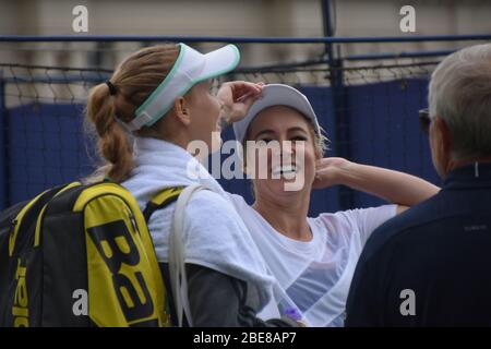 Bethanie Mattek Sands of America im Gespräch mit Caroline Wozniacki und Wozniackis Dad, Eastbourne Tennis am 24. Juni 2019 Stockfoto