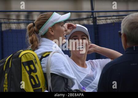 Bethanie Mattek Sands of America im Gespräch mit Caroline Wozniacki und Wozniackis Dad, Eastbourne Tennis am 24. Juni 2019 Stockfoto