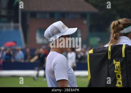 Bethanie Mattek Sands of America im Gespräch mit Caroline Wozniacki und Wozniackis Dad, Eastbourne Tennis am 24. Juni 2019 Stockfoto