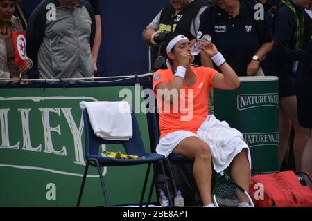 Ons Jabeur die tunesische Tennisspielerin, die einen Drink zu sich nahm, während sie sich zwischen den Spielen bei einem Frauen-Tennisspiel, Eastbourne 2019, setzte Stockfoto