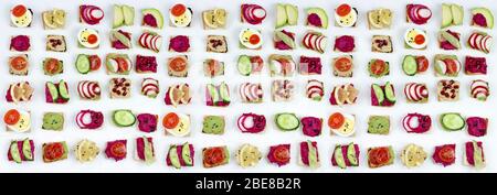 Banner. Verschiedene Bruschetta Sandwiches mit Rübenhummus, Guacamole, verschiedene Gemüse. Vegetarisches Helsifood-Konzept. Sommernack. Essen patern auf Stockfoto