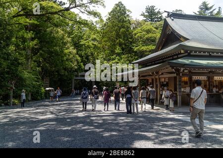 ISE, Japan - 28 6 19: Touristen kaufen Souvenirs und Reize im Ise Jingu Schrein Stockfoto