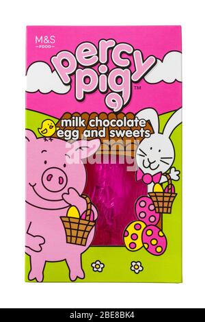 M&S Percy Pig Milchschokolade und Süßigkeiten auf weißem Hintergrund isoliert - Percy Pig Osterei Stockfoto