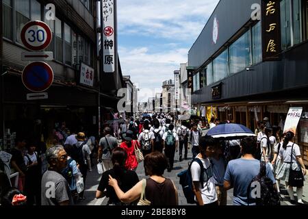 ISE, Japan - 28 6 19: Touristen, die an einem geschäftigen Tag durch Ise in der Nähe des Schreins gehen Stockfoto