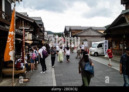 ISE, Japan - 28 6 19: Touristen, die an einem geschäftigen Tag durch Ise in der Nähe des Schreins gehen Stockfoto