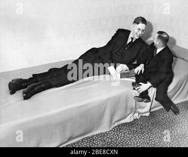 Am 22. Februar 1918 wurde Robert Wadlow in Alton (USA) geboren. Das Kind war von durchschnittlicher Größe und es gab keinen Hinweis darauf, dass er in Zukunft der höchste Mann der Welt sein würde. Mit 22 Jahren erreichte er eine kolossale Höhe von 272 cm. Der Amerikaner war auch der Besitzer der größten Füße in der Geschichte. Seine Schuhe waren Größe 75! Stockfoto