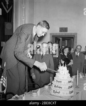 Am 22. Februar 1918 wurde Robert Wadlow in Alton (USA) geboren. Das Kind war von durchschnittlicher Größe und es gab keinen Hinweis darauf, dass er in Zukunft der höchste Mann der Welt sein würde. Mit 22 Jahren erreichte er eine kolossale Höhe von 272 cm. Der Amerikaner war auch der Besitzer der größten Füße in der Geschichte. Seine Schuhe waren Größe 75! Stockfoto