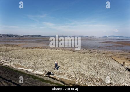 Im Bild: Der fast menschenleere Mumbles Beach, Swansea Bay, Wales, UK. Freitag 10 April 2020 Re: Osterwochenende, Covid-19 Coronavirus Pandemie, Großbritannien. Stockfoto