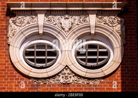 Wunderschöne runde Fenster, die in einem alten Gebäude aus dem Jahr 1902 in London renoviert wurden Stockfoto