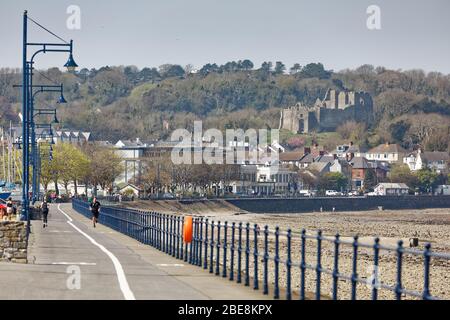 Im Bild: Die fast menschenleere Promenade in Mumbles, Swansea Bay, Wales, UK. Freitag 10 April 2020 Re: Osterwochenende, Covid-19 Coronavirus Pandemie, Großbritannien Stockfoto