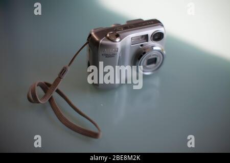 Nikon Coolpix 3200 Digitalkamera mit Tragegurt Stockfoto
