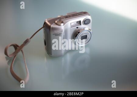 Nikon Coolpix 3200 Digitalkamera mit Tragegurt Stockfoto
