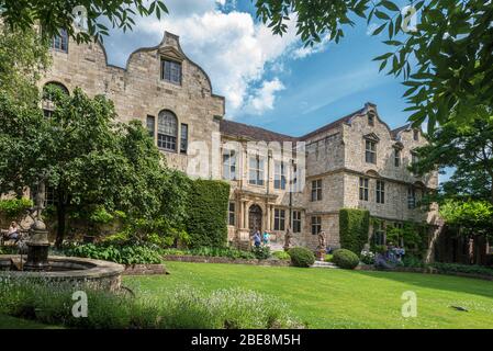 Das Treasurers House in Minster Court York North Yorkshire vom Haupttor aus gesehen. Stockfoto