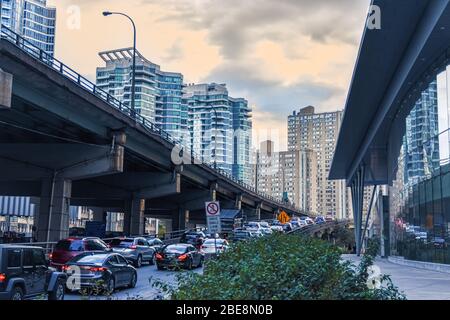 Stau am Eingang einer Autobahn in der Innenstadt von Toronto. Stadt- und Verkehrskonzept. Toronto, Ontario, Kanada Stockfoto