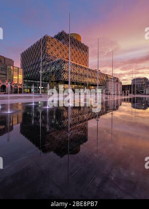 Die Bibliothek von Birmingham und das Wasserspiel wurden bei Sonnenaufgang vom Centenery Square, Broad Street, Birmingham, Großbritannien, fotografiert. Stockfoto