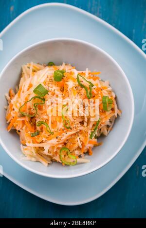 Gesunde Ernährung - Karotten- und Kohlrabi-Salat mit Schalotten und Sesam Stockfoto