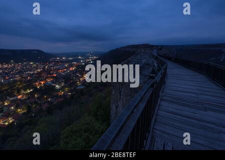 Nachtszene in der alten Festung. Nachtbild der mittelalterlichen Festung Ovech bei Provadia, Bulgarien Stockfoto