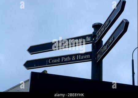 Wegweiser zu Sehenswürdigkeiten im kornischen Dorf Tintagel Stockfoto