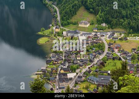 Fantastische Luftaufnahme auf das berühmte Hallstätter Dorf und den Alpensee, die österreichischen Alpen, das Salzkammergut, Österreich, Europa Stockfoto
