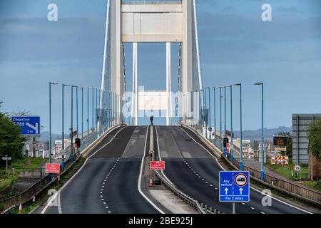 Eine verlassene Severn Bridge, die England und Wales verbindet, ist normalerweise über einen Feiertag beschäftigt, da die staatlichen Beschränkungen weiterhin Coronavirus enthalten. Stockfoto