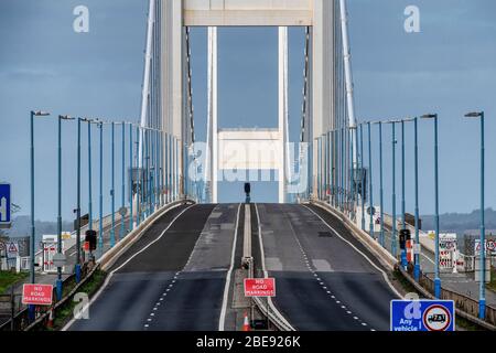 Eine verlassene Severn Bridge, die England und Wales verbindet, ist normalerweise über einen Feiertag beschäftigt, da die staatlichen Beschränkungen weiterhin Coronavirus enthalten. Stockfoto