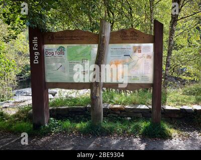 Glen Affric, Beauly, Inverness-Shire, Schottland, Großbritannien. 24/09/19. Informationafel am Parkplatz Dog Fall. Glen Affric das Caledonian Forest Reserve Stockfoto