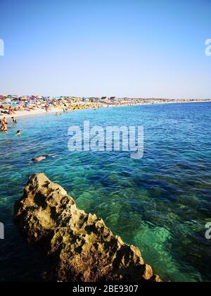 Villasimius, Italien - 14 August 2017: Transparente und das türkisfarbene Meer in Villasimius. Sardinien, Italien. Stockfoto