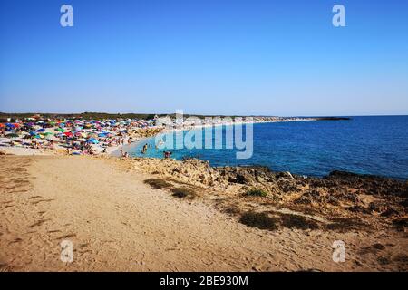 Villasimius, Italien - 14 August 2017: Transparente und das türkisfarbene Meer in Villasimius. Sardinien, Italien. Stockfoto