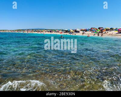 Villasimius, Italien - 14 August 2017: Transparente und das türkisfarbene Meer in Villasimius. Sardinien, Italien. Stockfoto