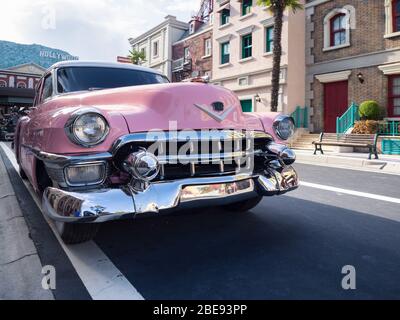 Verona, Italien - 7. September 2019: Vintage pink Auto geparkt entlang einer Straße und im Hintergrund das Wort Hollywood. Stockfoto