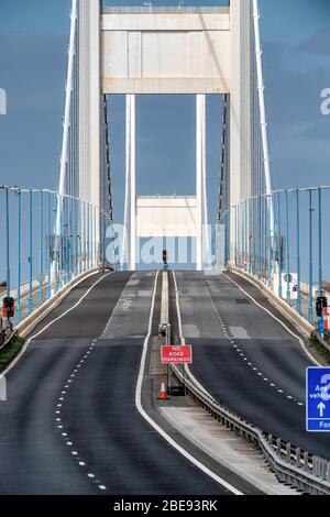 Eine verlassene Severn Bridge, die England und Wales verbindet, ist normalerweise über einen Feiertag beschäftigt, da die staatlichen Beschränkungen weiterhin Coronavirus enthalten. Stockfoto